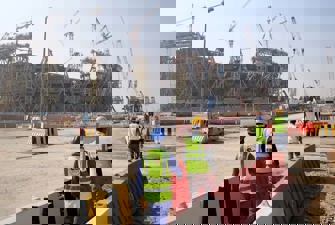 Qatar-arbejdere foran stadion