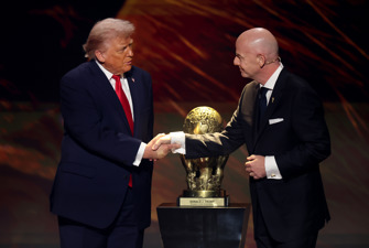 Trump og Infantino giver hånd