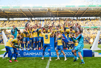 Brøndby IF kunne 24. maj 2021 løfte mesterskabspokalen.
