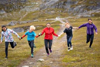 Grønlandske børn løber