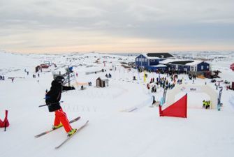 Grønlandsk barn på ski