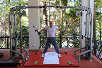 Putin laver vægtløftning.