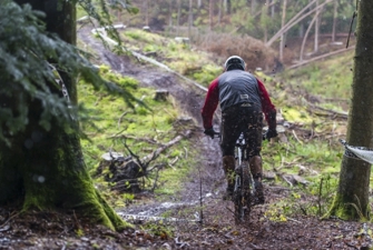 Mand på mountainbike.